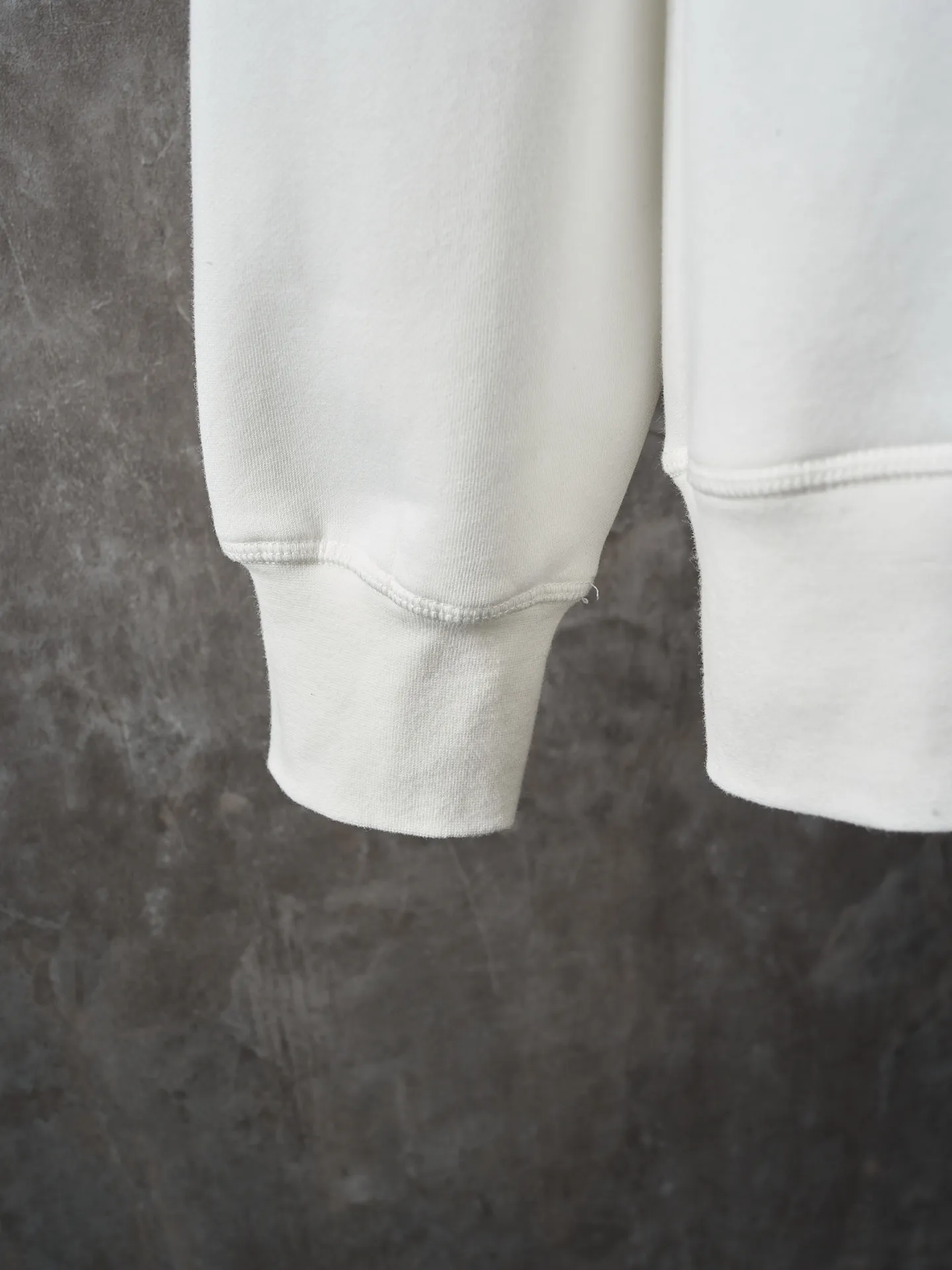 P290 Actual auction】Ralph Lauren/Ralph Lauren solid color pony logo embroidered round neck sweatshirt (white) [Ready stock] S M L XL custom cloud-like honey cotton fleece sweatshirt material with delicate feel and comfortable skin fit. Dressed in pure white, it exudes an innate elegance. The exquisite indigo pony logo is embellished. It is highly recognizable. It has an atmosphere of freedom and vitality. A symphony of pure and smart colors. Use extreme simplicity to outline high-end silhouettes, become the smart focus of vision, and show taste in silence. Use imported machine embroidery technology. Use advanced computer control systems and precision mechanical components to achieve the iconic pony embroidery operation. High precision. The lines are smooth and delicate. Adopt Hasuo technology and use specific machines to sew. Hasuo has high fastness and adds visual effects. It is time-consuming and labor-intensive. The fabrics have been washed and have a better texture. They are not easy to deform and are not easy to shrink. Not easy to fade, maintain long-term beauty, and fit well.